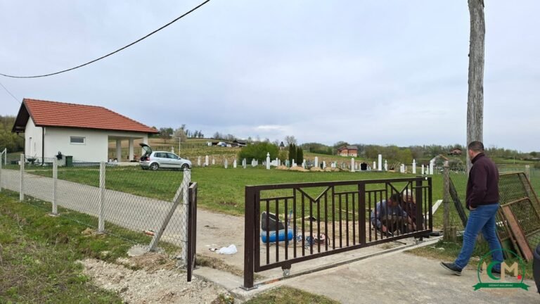 Postavljena kapija i ograda na mezarju