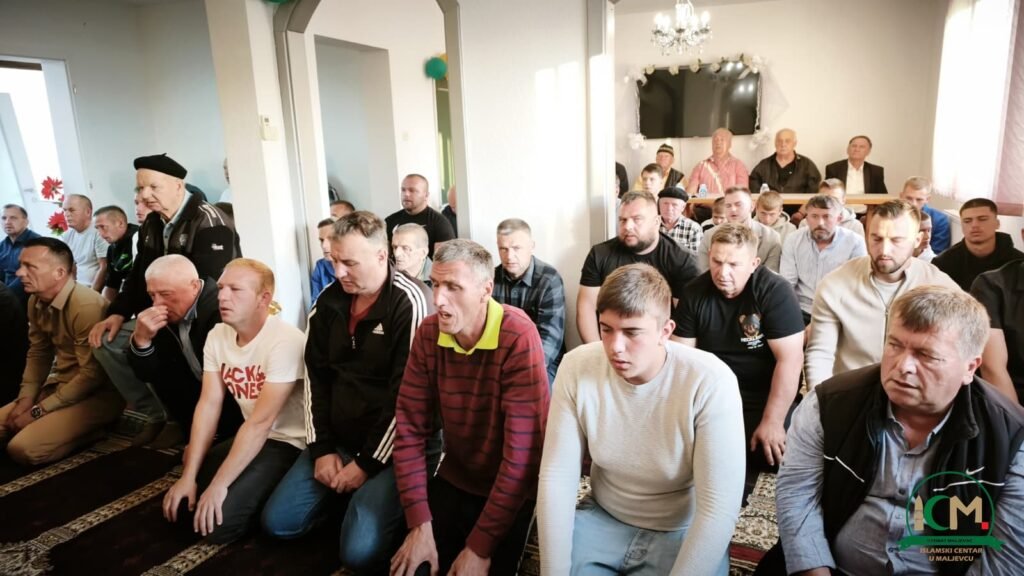 Bajramska radost u Maljevcu - možda posljednji Bajram u starom mesdžidu