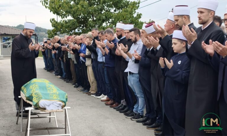 Rahmet ti duši, naš hadžija, rahmet ti duši, naš mujezine